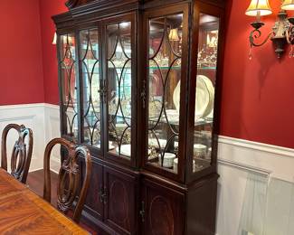 G36 - $2000. SET - Thomasville Mahogany Dining Room Table with 2 captains chairs, 4 regular. 2 leaves. Table Pads. AND. Large lighted china cabinet with glass shelves. Overall in excellent condition - beautiful wood with inlay.