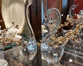H11 - $20 - Pair of glass swans.
