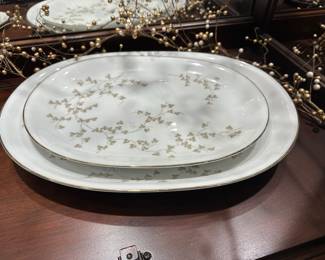 H10 - $195 - Heinrich H & Co. Selb Bavaria Germany. Service for 12. "Windblown"