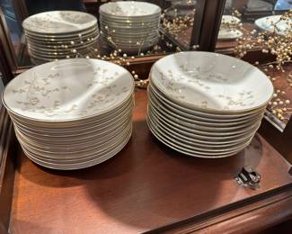 H10 - $195 - Heinrich H & Co. Selb Bavaria Germany. Service for 12. "Windblown"