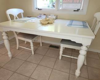 Broyhill dining table, 4 chairs, 1 leaf