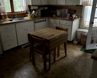 Folding kitchen table