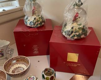 Lenox Musical Snow Globe "Winter Greetings" Birds Cardinal Holly Holiday