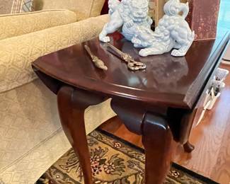 Drop leaf end table