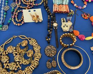 Costume necklaces & bracelets