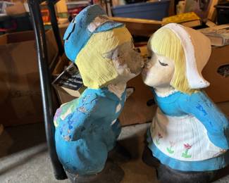 Concrete kissing dutch 