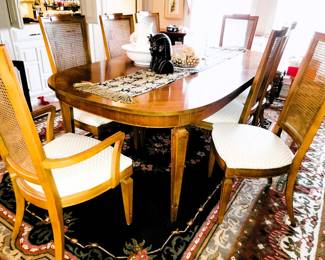 Beautiful dining table set with leaf and 6 chairs