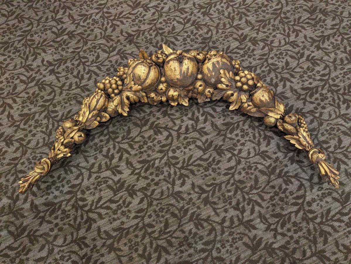 Insanely gorgeous Gilt laurel with leaves and veg/fruit. 52" wide