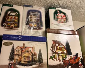 Department 56 - Holiday Village