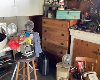 Vintage mini TV, vintage phone