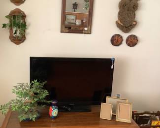 Vintage coffee table, flat screen TV, vintage macrame owl