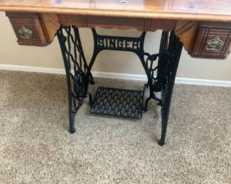 1902 Singer Sewing Machine with Cabinet & Top