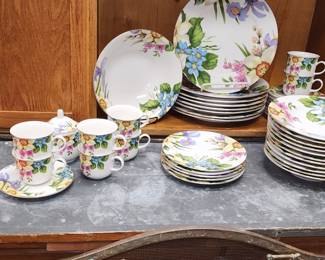 Floral Dishware Set. Pretty 