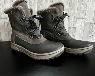 Women’s Baretraps Snow Boots in Gray - sz. 9