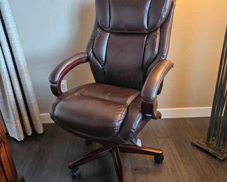 La Z Boy Brand Executive Leather Desk Chair with Adjustable Height - On Wheels