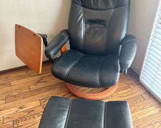 2 EKORNES chairs with ottoman and swing table