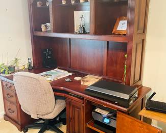 nice desk/office set up