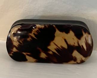 Tortoise snuff box