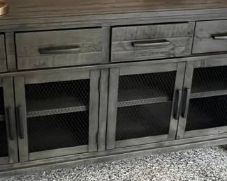 Large and new storage console 