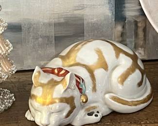 Amazing antique sleeping happy cat circa 1920s in fab condition 