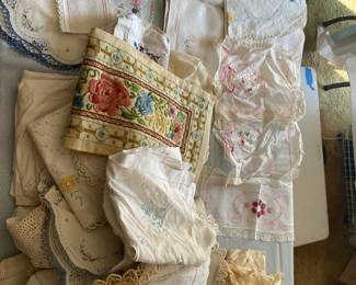So many amazing vintage linens.