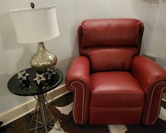 Very nice Lazboy leather recliner like new.
