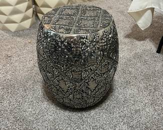 round drum shaped stand table