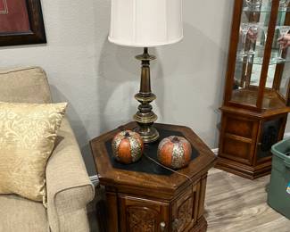 octagonal end table with lamp