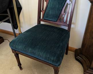 LOT 8 - ANTIQUE CHAIR