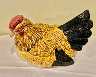 $24 - BORDALO PINHEIRO CALDAS DA RAINHA TUREEN CHICKEN HEN - 8.5" H, approx 11" L, 8" W.