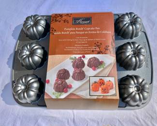 $20 - Nordic Ware Mini Pumpkin Patch Cake Pan