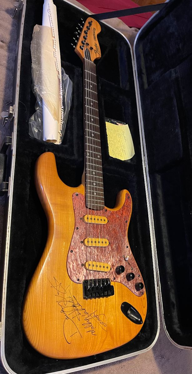 (New Photos) Guitar Collection, Signed Guitars,... starts on 11/10/2023