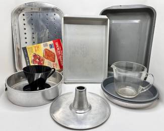 Baking Pans Some New, Pyrex Measuring Cup & More
Lot #: 154