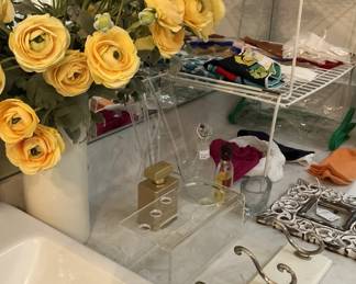 Yellow roses; acrylic organizer; hooks