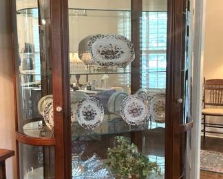 Lovely lighted 5- shelf display cabinet