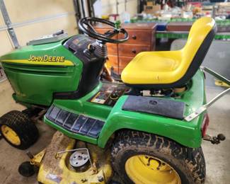 John Deere GX 335 Riding Lawnmower
