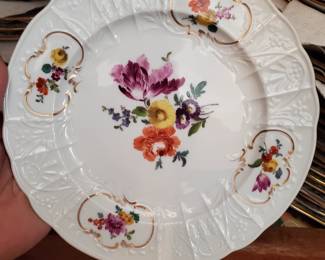 Hundreds of pieces of fine antique china
