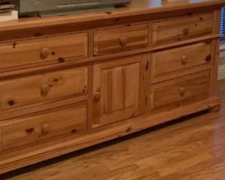 **PRE-SALE AVAILABLE** Broyhill Dresser & Nightstand (Excellent Condition)