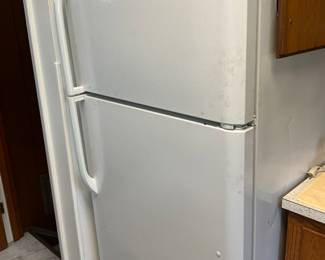 Frigidaire Refrigerator with top freezer