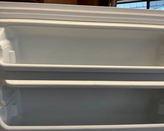 Frigidaire Refrigerator with top freezer