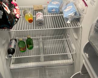 Frigidaire Refrigerator with top freezer