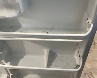 Frigidaire Refrigerator with top freezer
