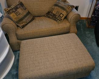 Simmons Upholstery Hide-a-Bed Maxipedic with Sheets!
