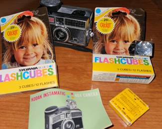 Kodak Instamatic 404 Camera W/ Sylvania  Flash Cubes  & Close Up Lens!
