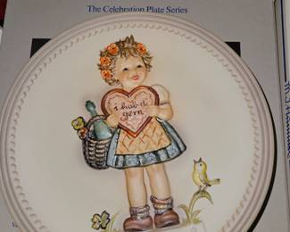 Hummel Goebel Collector Plate “Valentine Gift” #738!
