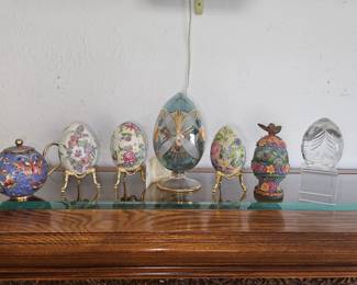 Rhyn Rivet Floral Hand Painted Eggs W/Stand, Cloisonne Mini Purple W/Butterfly Enamel Teapot,
Sullivan Crystal Art Egg W/Etched Snowflakes 24%PbO, Egyptian Glass Blue & 24 K Gold Trim Glass Egg, G. DeBrekht “Butterfly Blossom” Egg Basket!