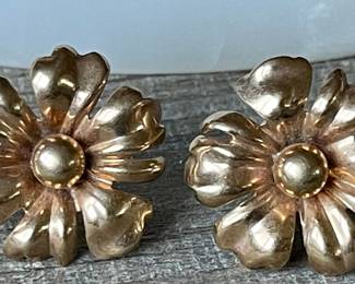 Pair Of Vintage 9 Karat Gold Flower Earrings - Total Weight 3.8 Grams 