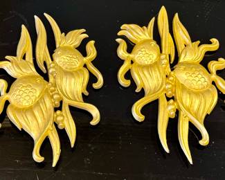 Set of 1970's Sexton Metal Owl Wall Hangings, Avocado Green and Harvest Yellow. Items in vintage condition with some normal wear from use including paint loss. 9" H x 6" W.