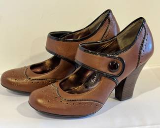 Pair of Söfft Leslie Mary Janes Women's Pumps, look to be in new or gently used condition. 

Size 9M