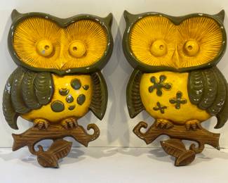 Set of 1970's Sexton Metal Owl Wall Hangings, Avocado Green and Harvest Yellow. Items in vintage condition with some normal wear from use including paint loss. 9" H x 6" W.